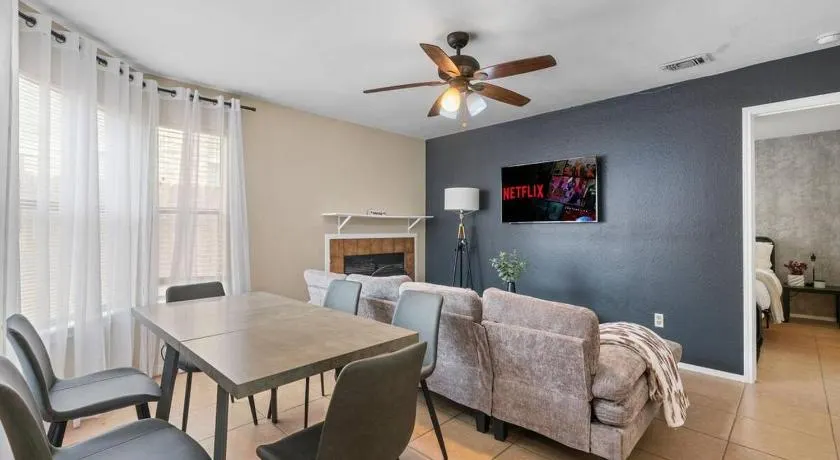 Up to 6 Guests - Stylish Retreat - Image 1