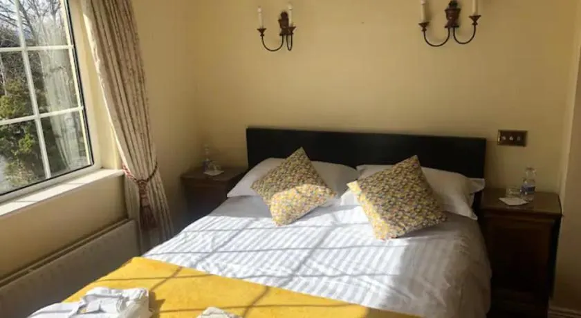 Private comfortable bedroom with ensuite - Image 1