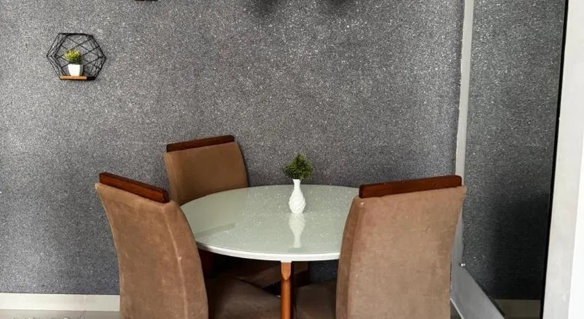 Cozy 2-Bedroom Apartment 2 km from the Airport - Image 1