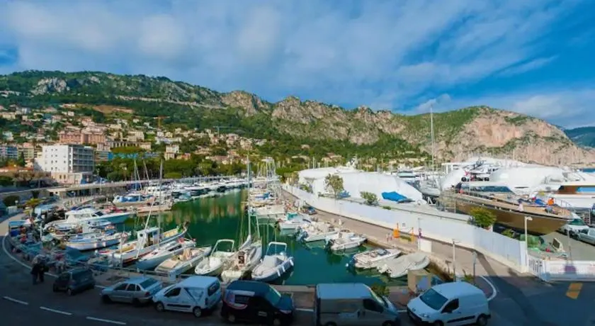 Best Beaulieu Location, Stylish Port View - Image 1