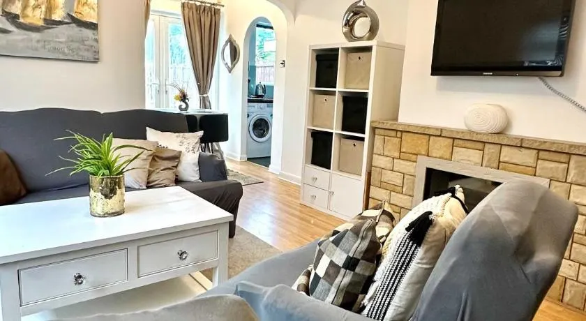 3-Bed Bungalow near Elizabeth Line, Parking - Image 1