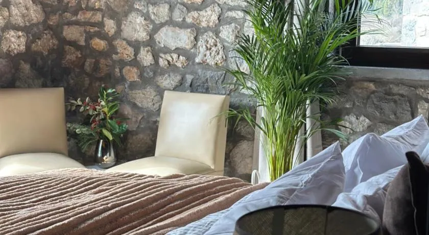 Wood & Stone Guesthouse - Image 1