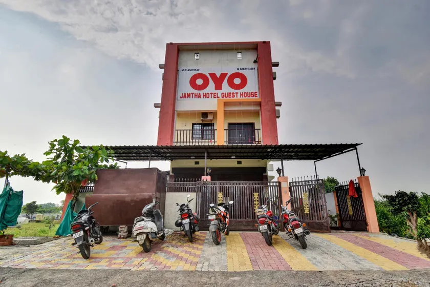 OYO Flagship Jamtha Hotel Guest House - Image 1