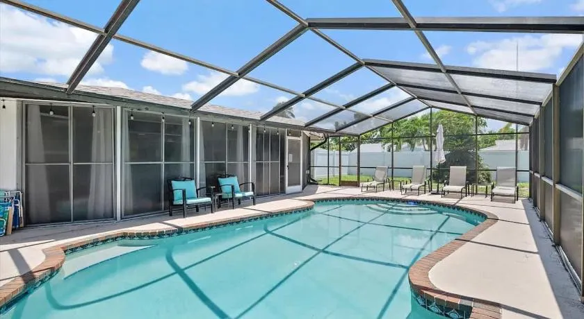 Tropical 3BD 2BTH Poolside Retreat Near Beaches - Image 1