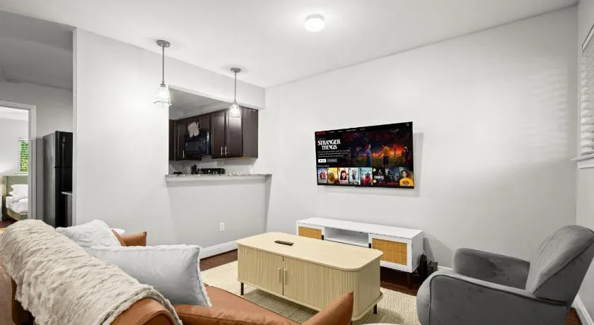 Lux 1BR Apt in North Loop Near UT Free Parking - Image 1