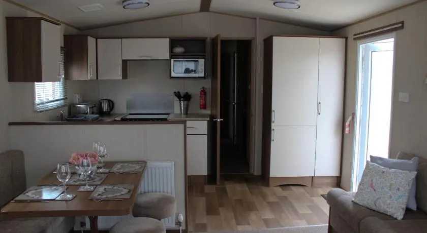 3 Bed Static Caravan @ Hoburne Devon Bay - Image 1