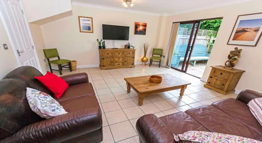Oysters Sleeps 6 Modern Villa Dog Friendly - Image 1