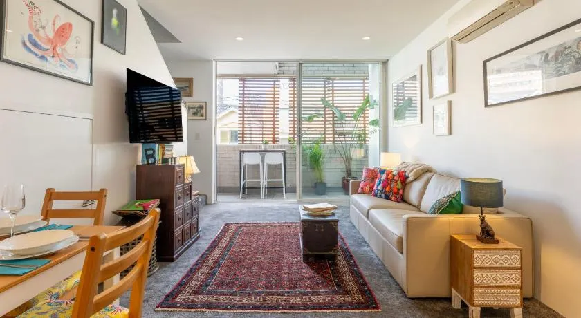 Elegant Apartment, Heart of Newtown with Secure Parking - Image 1