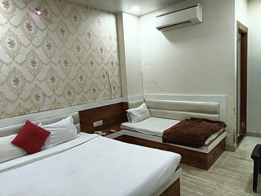 Hotel Panchsheel Plaza - Image 1