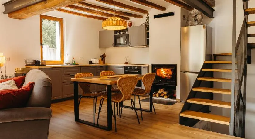 Casa espaiosa amb llar de foc - Image 1