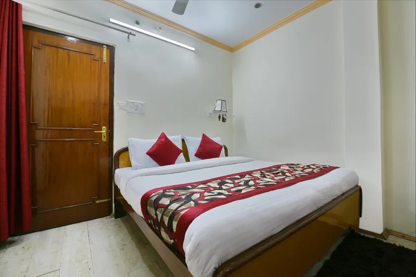 OYO 5459 Hotel Doll's Inn - Image 1