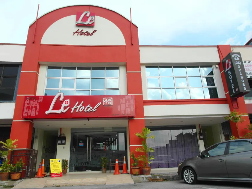 Le Hotel - Image 1