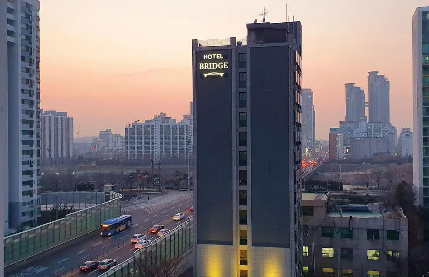 Hotel Bridge - Image 1