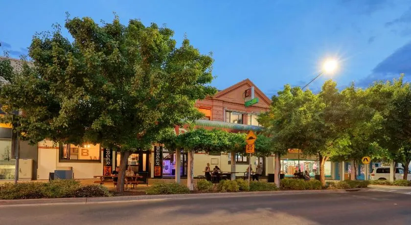 Broadway Hotel - Image 1