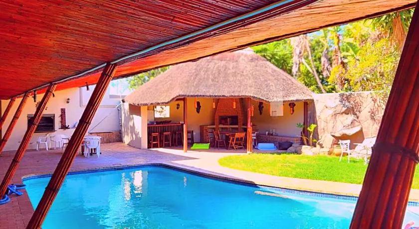 Durbanville Pool House - Image 1