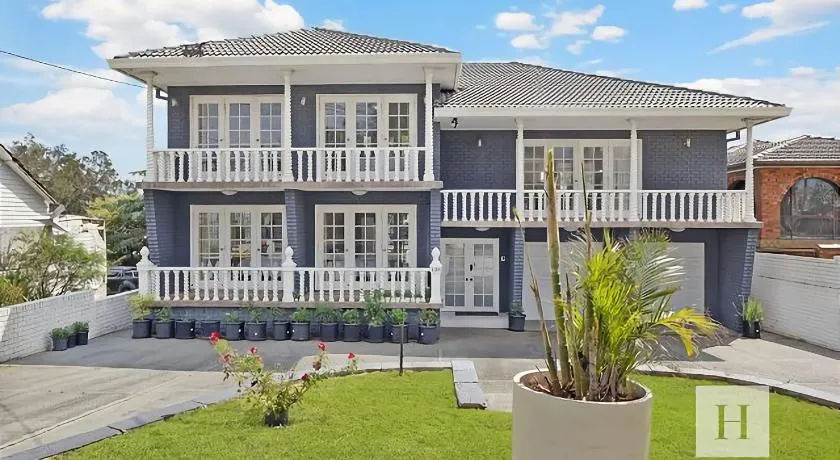 Luxury Waterfront Getaway - Image 1