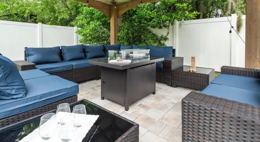 Adventure Awaits In Tampa Bay With Beautiful Decor 4Br With Backyard Oasis Near Busch Gardens & Adventure Island - Image 1