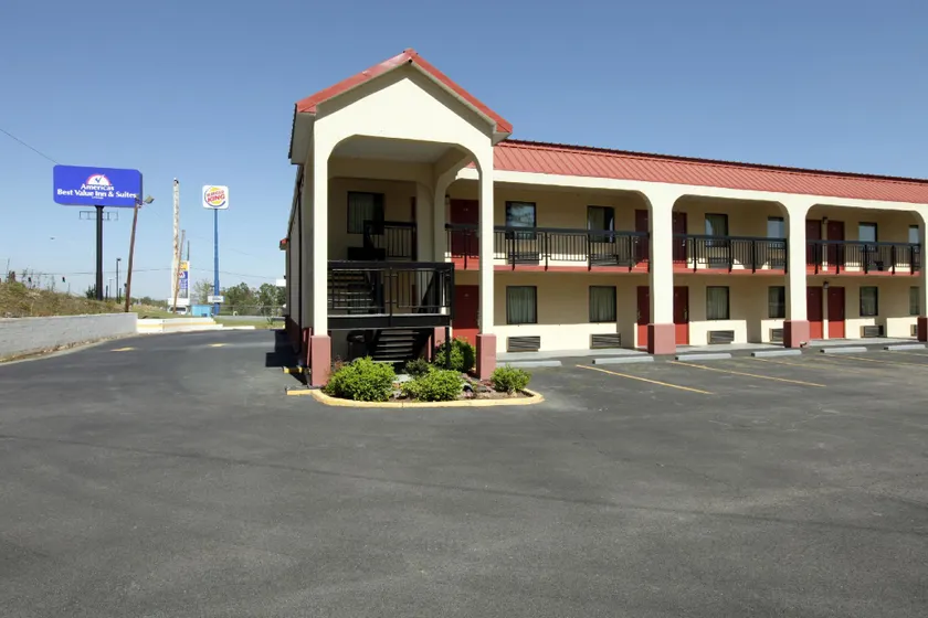 Americas Best Value Inn & Suites Macon at Eisenhower Pkwy - Image 1