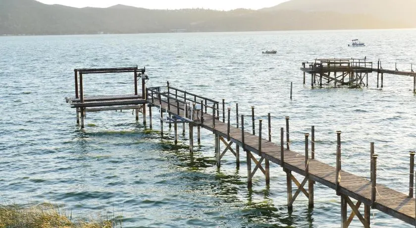 Bungalow on the lake - Image 1
