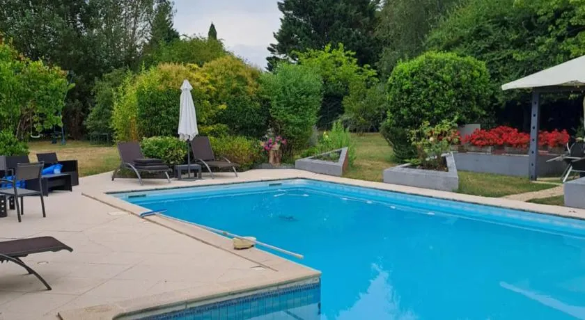 Chambres privées dans une maison avec piscine - Image 1