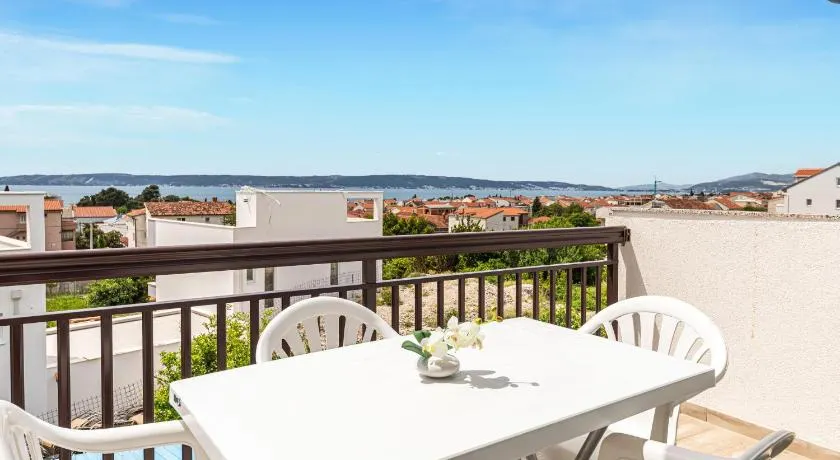 Amazing Apartment In Kastel Kambelovac With House Sea View - Image 1