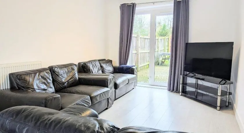 Danebury House sleeps 13 with parking york - Image 1