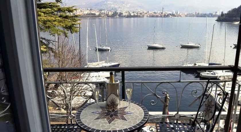 PARE BAY - Como Lake Holiday Apartment - Amazing Lake View - Image 1