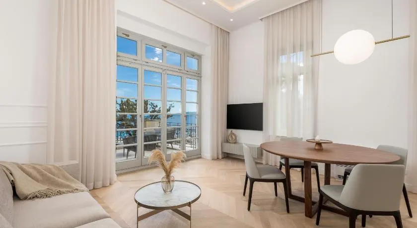 Plaza Apartments - Image 1