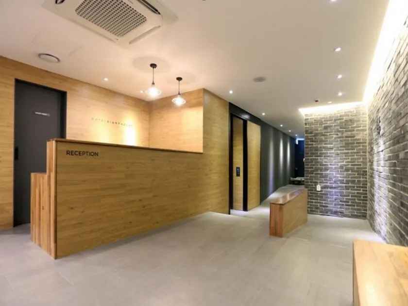 Hotel 8 Hours - Image 1