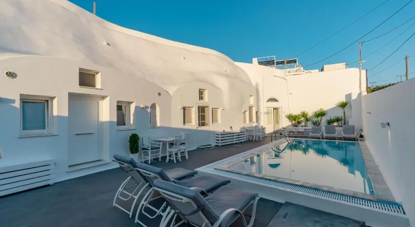 Fira-Cave-Sleeps 13-Parking-Pool-Pet Friendly - Image 1