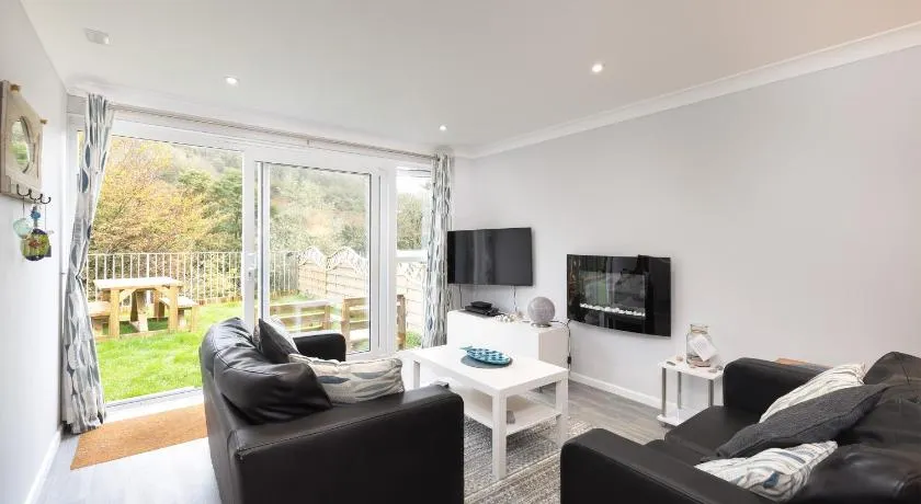 2 Bed Villa Sleeps 4 - Wifi Garden Sea Views - Image 1