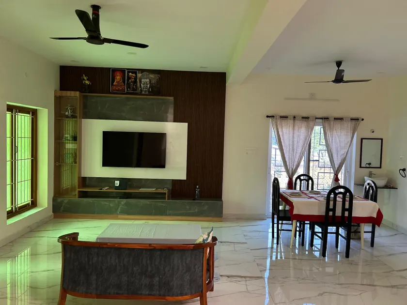 Deluxe Queen Room - Image 1