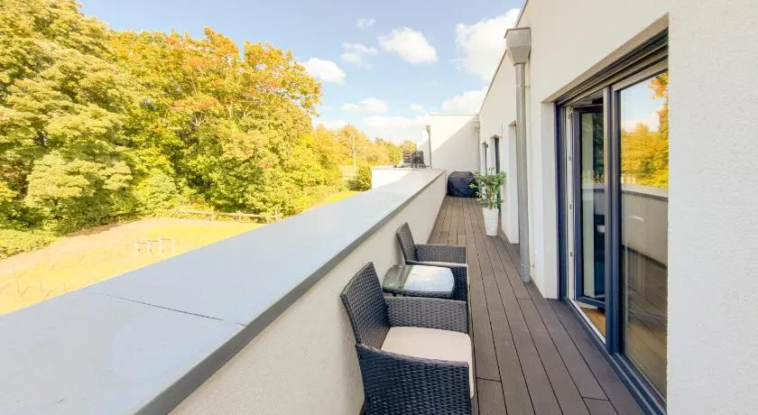 ImmoStay #3 - Penthouse mit zwei Balkonen & Seeblick, Parking & WiFi - Image 1
