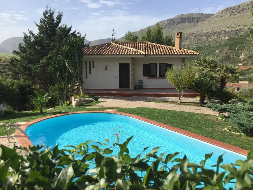 Villa with private pool - Image 1