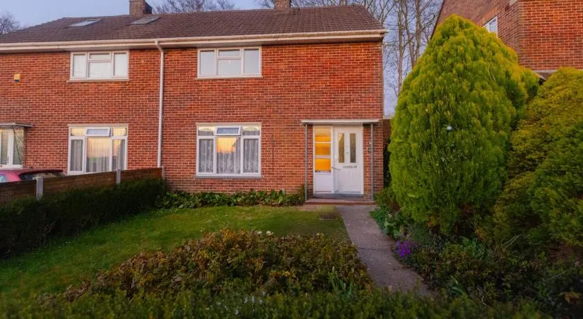 House - Sleeps 8 - Parking - Garden - Image 1