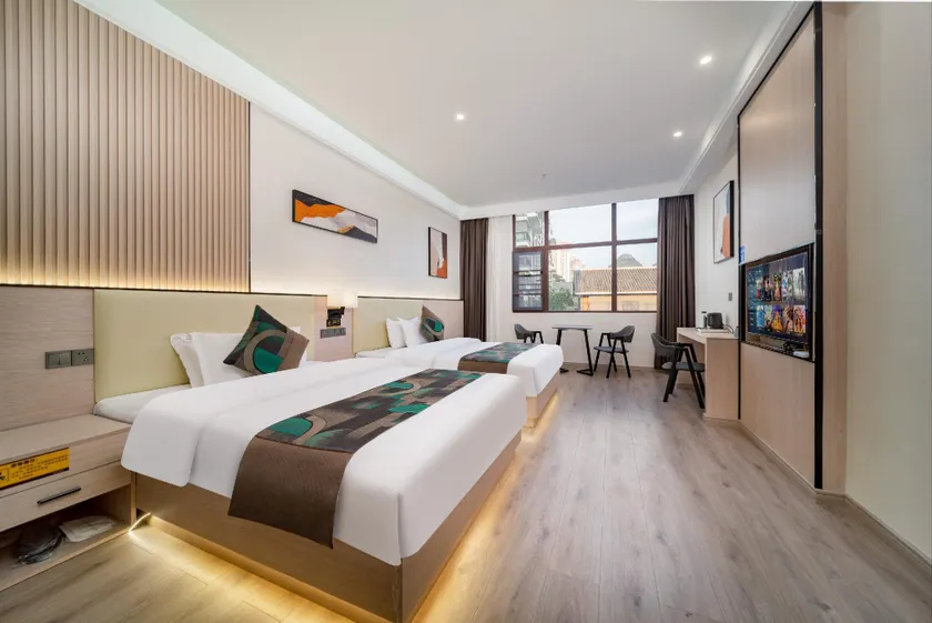 Yihan Hotel - Image 1