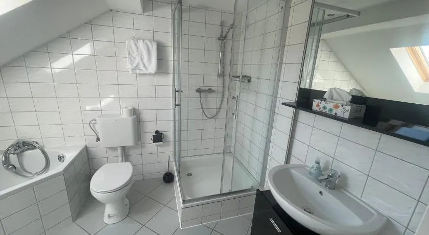 Weißes Apartmenthaus am Kanal - Image 1