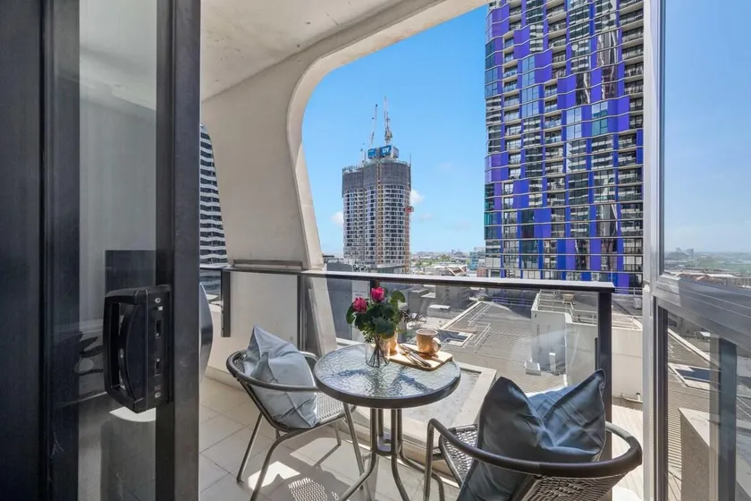 Modern 2BR Apt Next to Victoria Market City Views - Image 1
