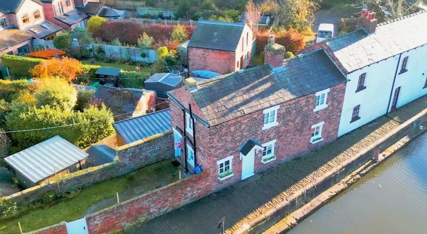 1 Top Locks Cottage - Image 1