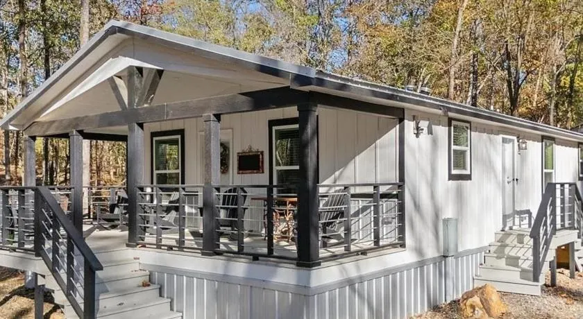 Cozy Cabin with Hot Tub, Deck & BBQ - Image 1