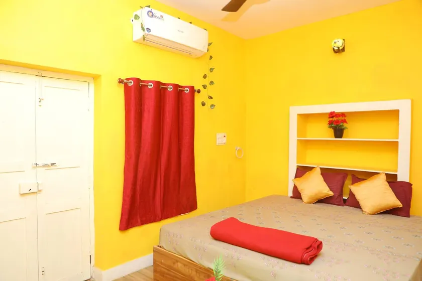 Le White Town Villa - Image 1