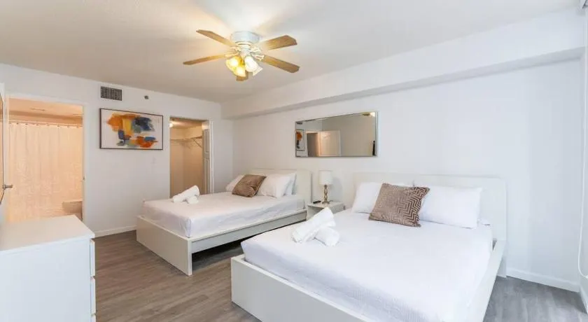 4BR APT with Bay View at Brickell, Free Parking - Image 1