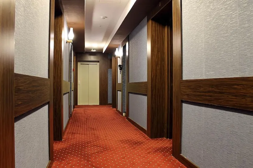 LB Suites Hotel - Image 1