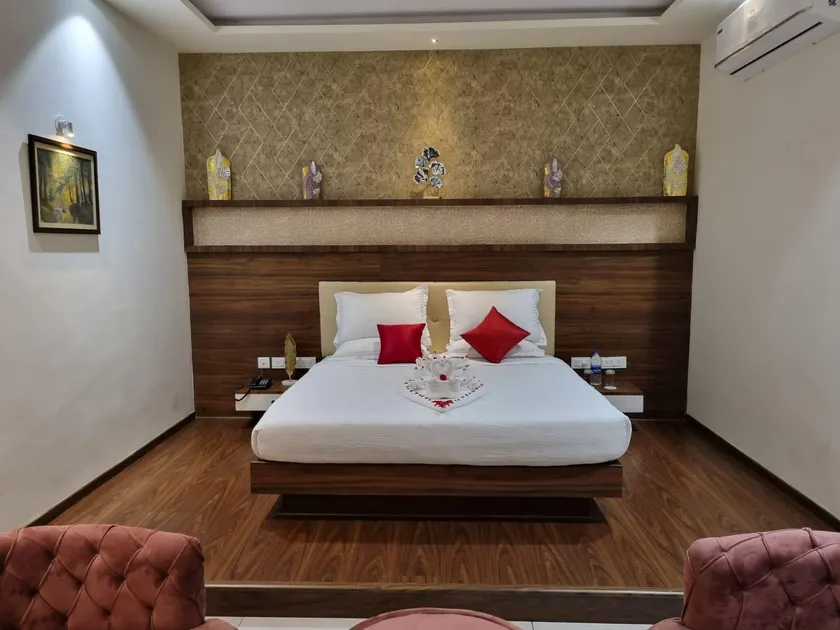 Happys Hotel - Image 1