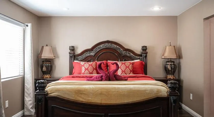Tuscan Oasis: Elegance with Comfort. King Bed. - Image 1