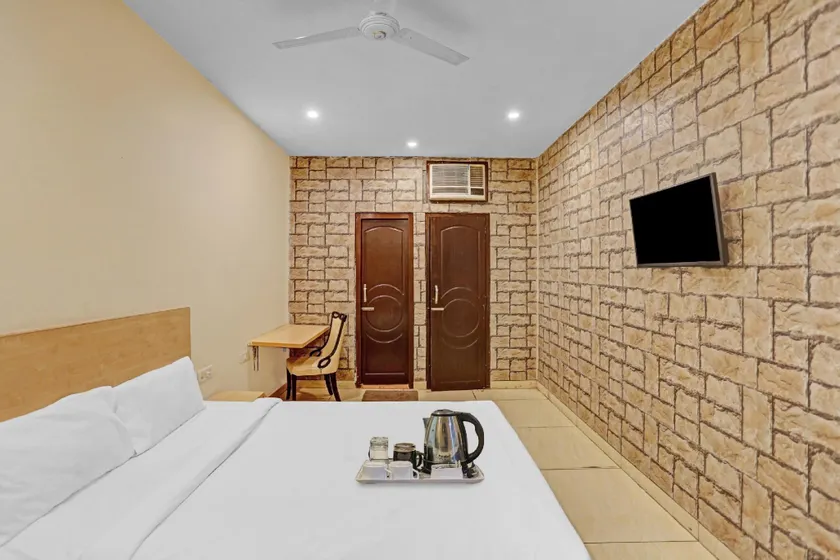OYO Townhouse 786 Hotel Urban Stay - Image 1