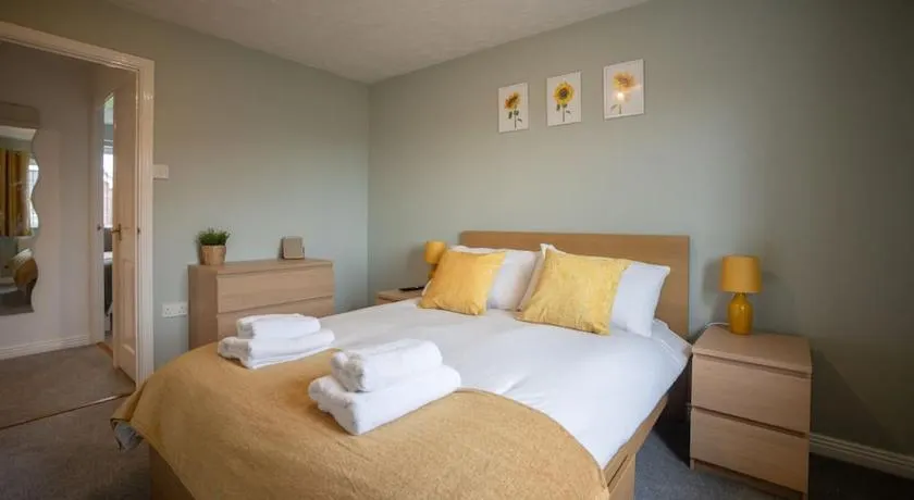 Hereford - Woodpecker House - Comfortable Modern House Located in South Hereford - Sleeps 6 - Perfect for Accessing Hereford Enterprise Zone in Rotherwas - Hosted By RENTMYHOUSE - Image 1
