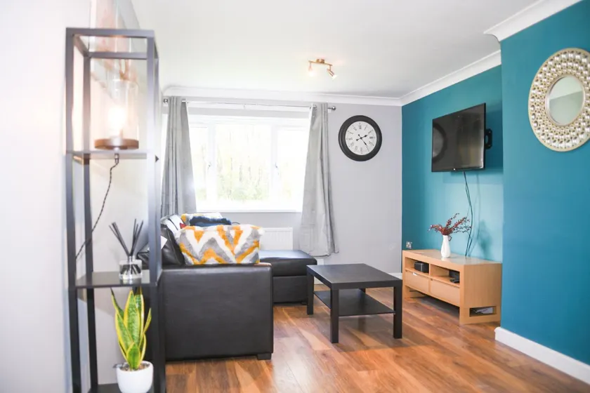 2ndHomeStays- Willenhall-A Serene 3 Bed House with a Garden View-Suitable for Contractors and Families-Sleeps 9 - 7 mins to J10 M6 and 21 mins to Birmingham - Image 1