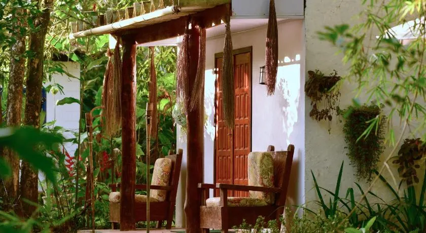 Casa à beira do rio Jaguareguava na Mata Atlântica em Bertioga SP - Image 1