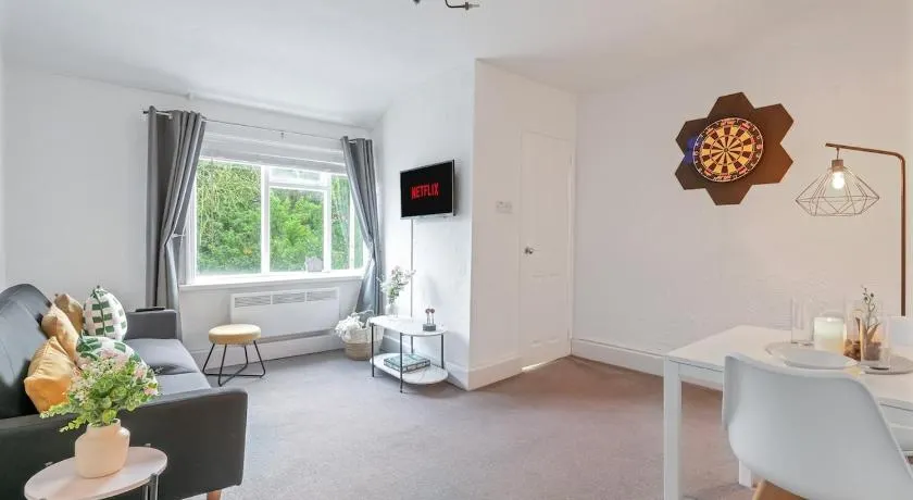 1Bed Contractor & Pilot flat - Parking & FAST WiFi - Image 1